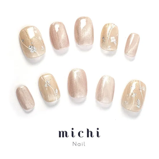 シャンパンベージュの大人ニュアンスネイル
