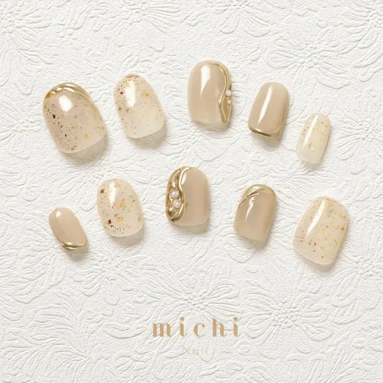 金箔浮かぶヌーディーカラーのミラーネイル