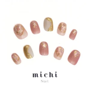 うるみピンクのシェルジュエルネイル